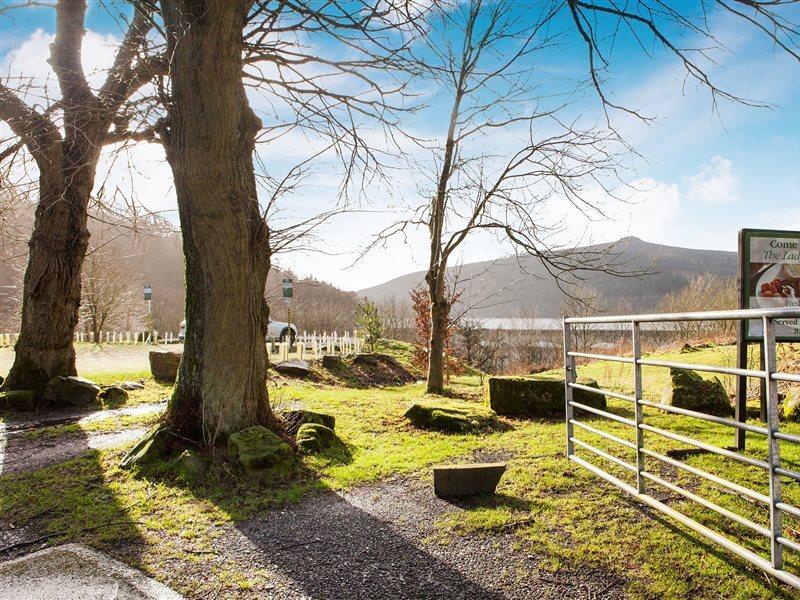 Oyo Ladybower Inn Bamford Exterior photo