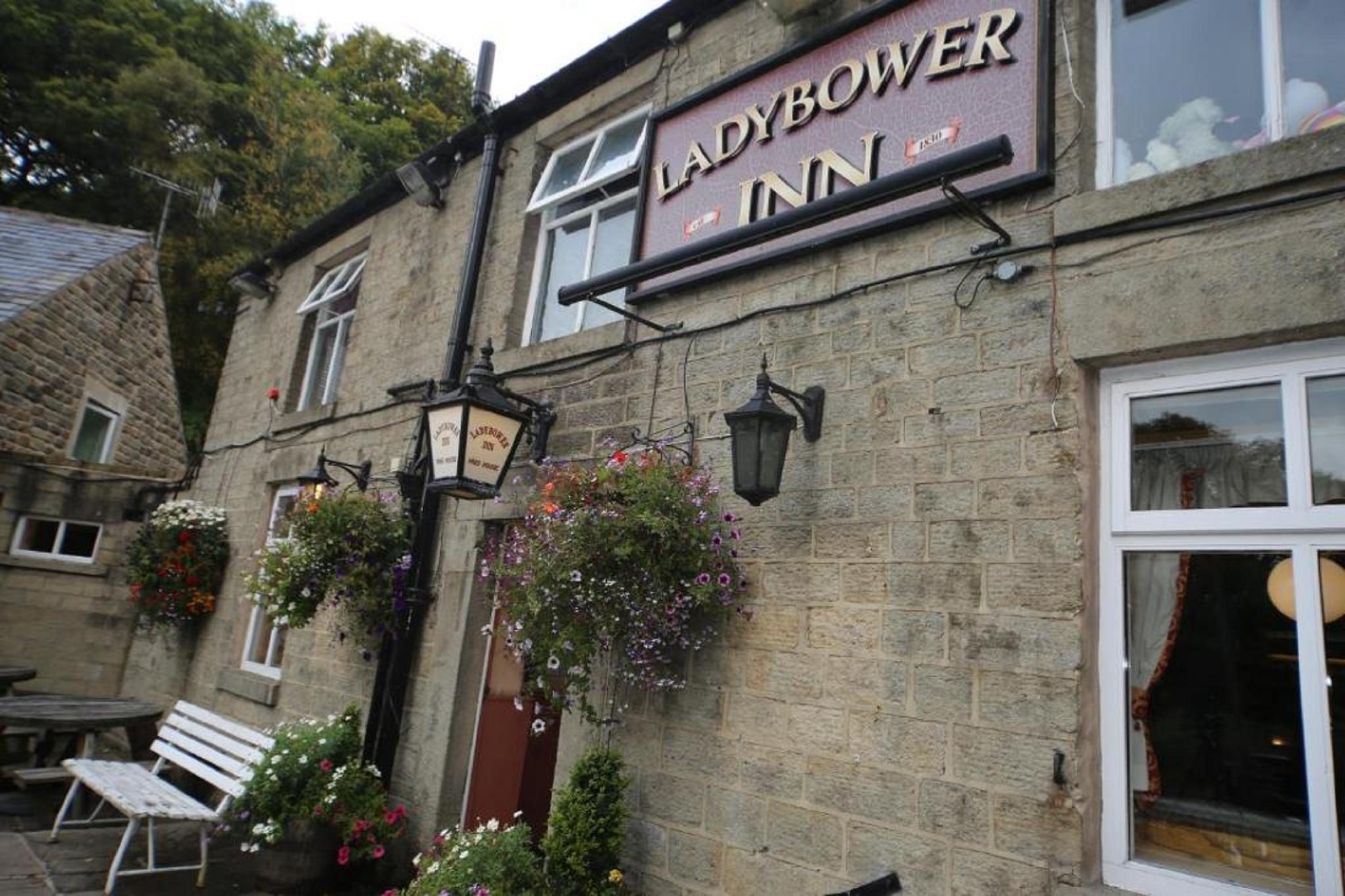 Oyo Ladybower Inn Bamford Exterior photo